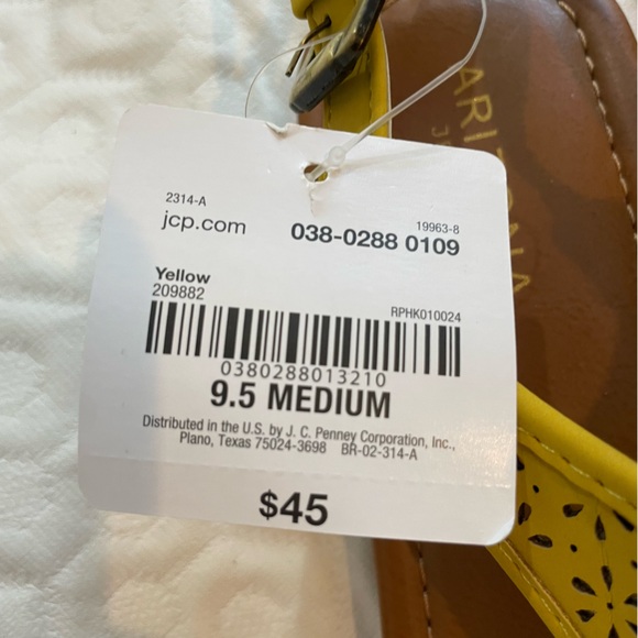 NWT Arizona Jean Co. Yellow Sandals Size 9.5 - Picture 2 of 5